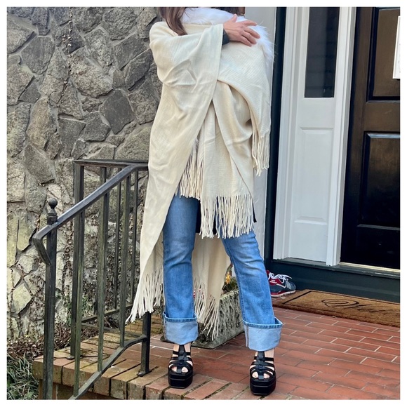 Boho chic Faux Fur Trim poncho - Picture 4 of 7